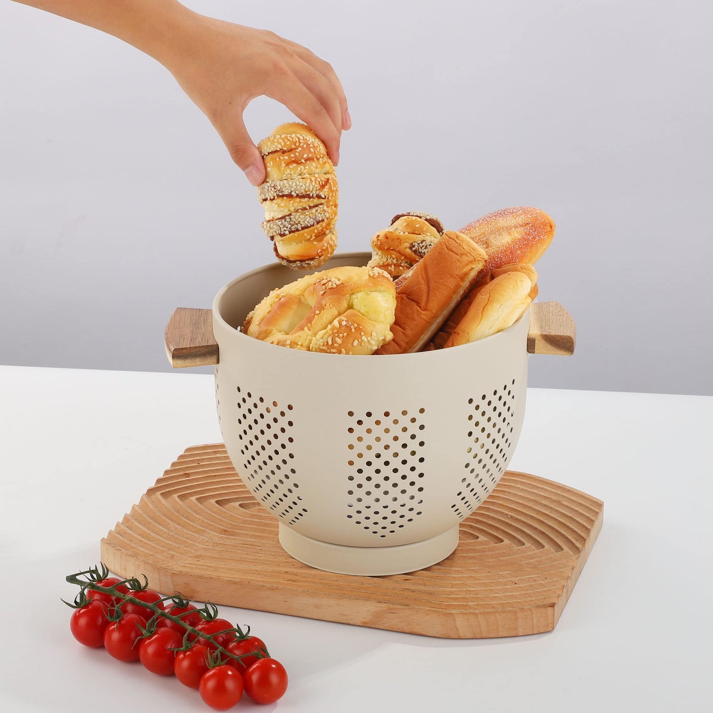 Metal Colander with Wood Handle and Stable Base, Powder Coated Steel Kitchen Strainer Basket for Draining Pasta, Vegetable and fruit(7quart,Sandyellow)