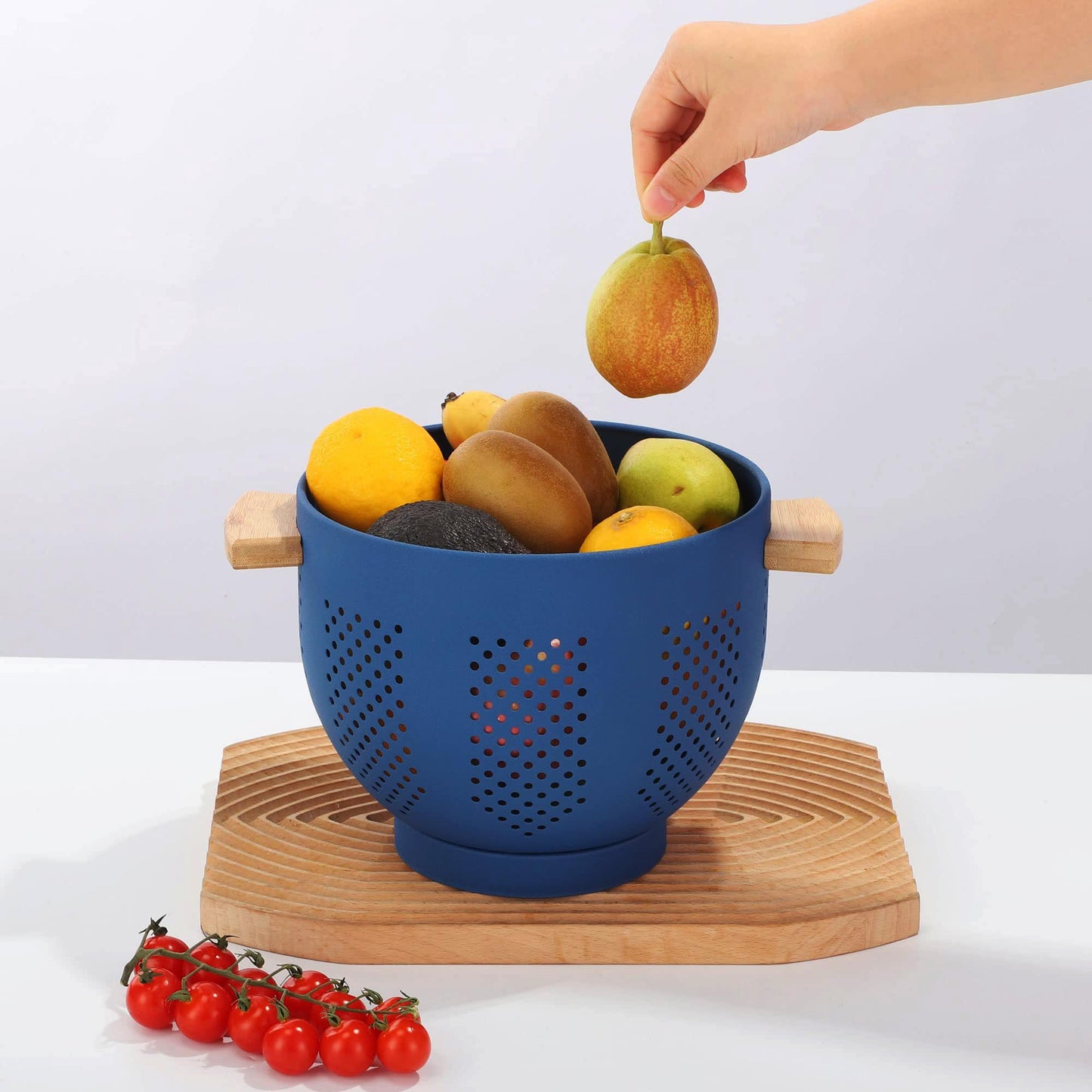Metal Colander with Wood Handle and Stable Base, Powder Coated Steel Kitchen Strainer Basket for Draining Pasta, Vegetable and fruit(7quart,Sandyellow)