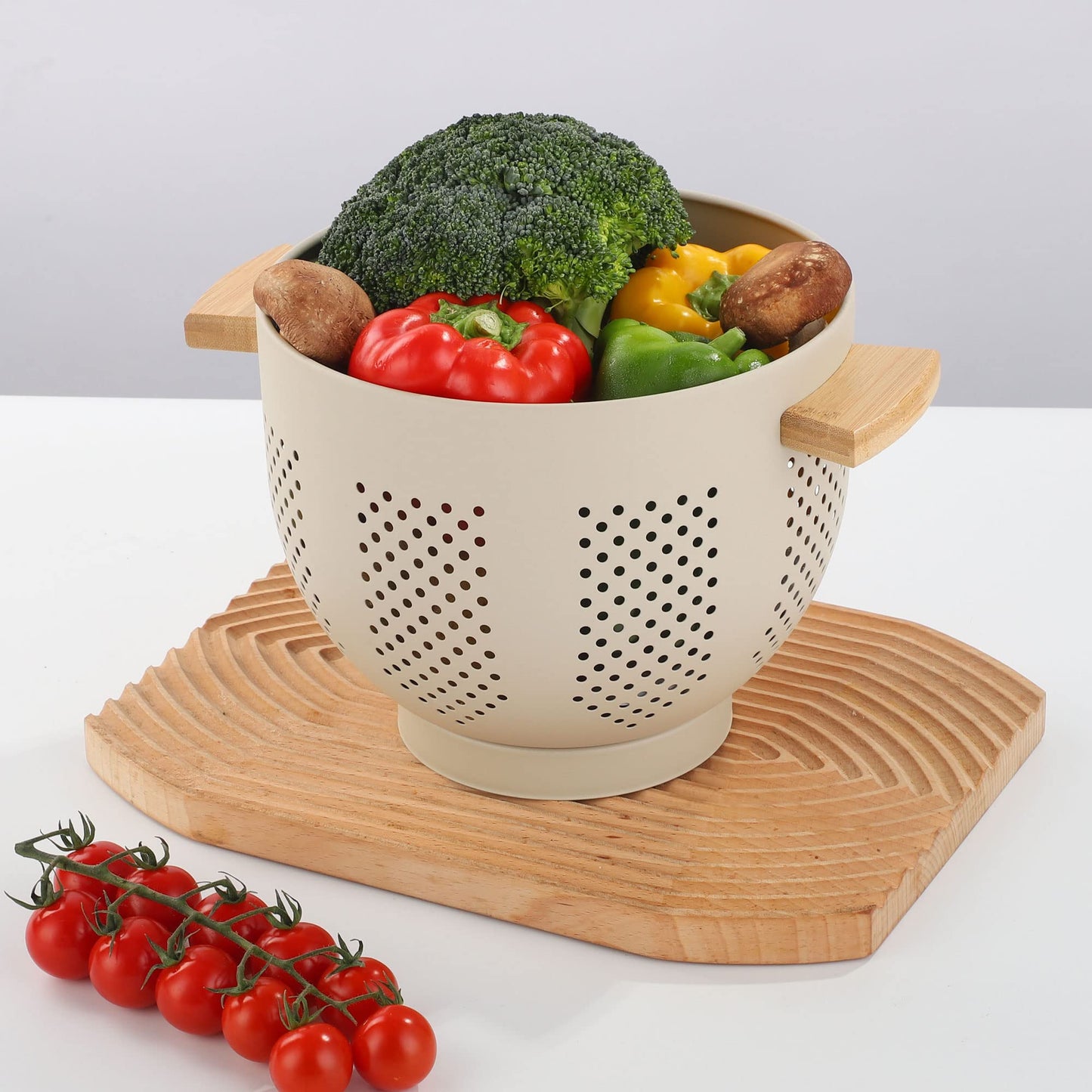 Metal Colander with Wood Handle and Stable Base, Powder Coated Steel Kitchen Strainer Basket for Draining Pasta, Vegetable and fruit(7quart,Sandyellow)