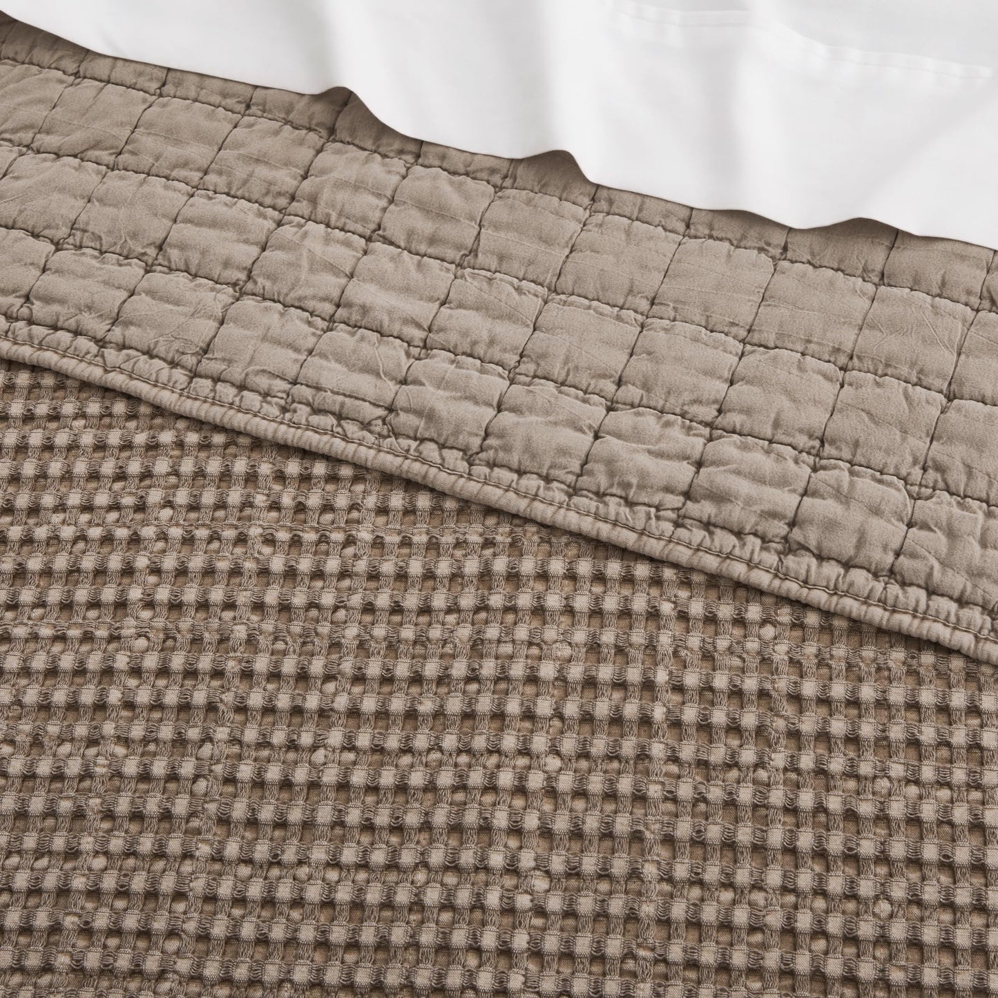 Waffle King/Cal King Quilt Set (106x92in) with 2 Pillow Shams (36x20in)